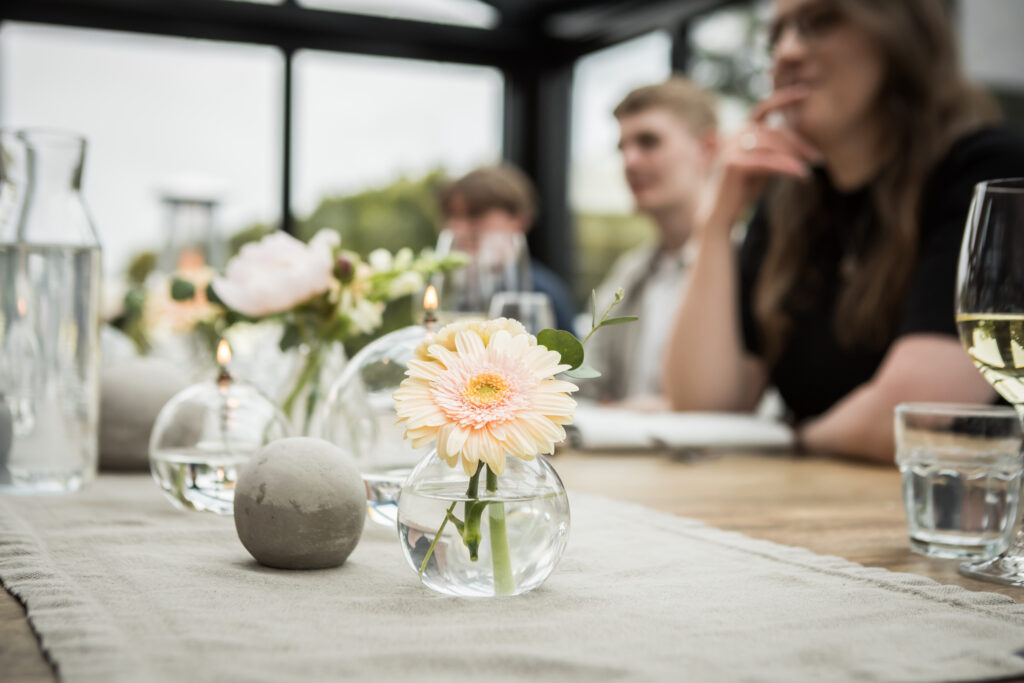 Dukat bord med människor som är på höstkonferens