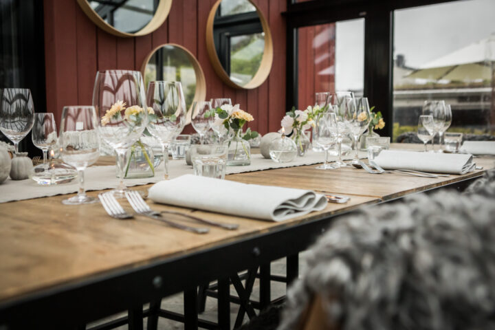 Dukat bord i en orangerie under höstkonferens